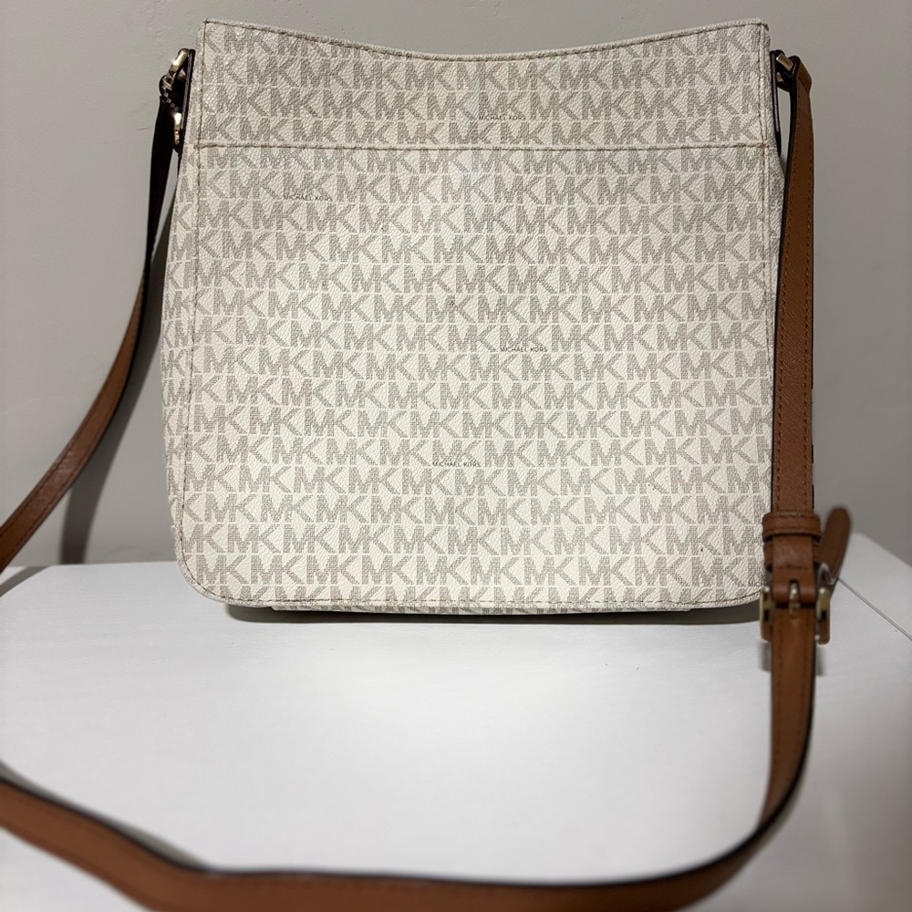 Michael Kors Cream Crossbody Bag with Gold Accents - Picture 5 of 8